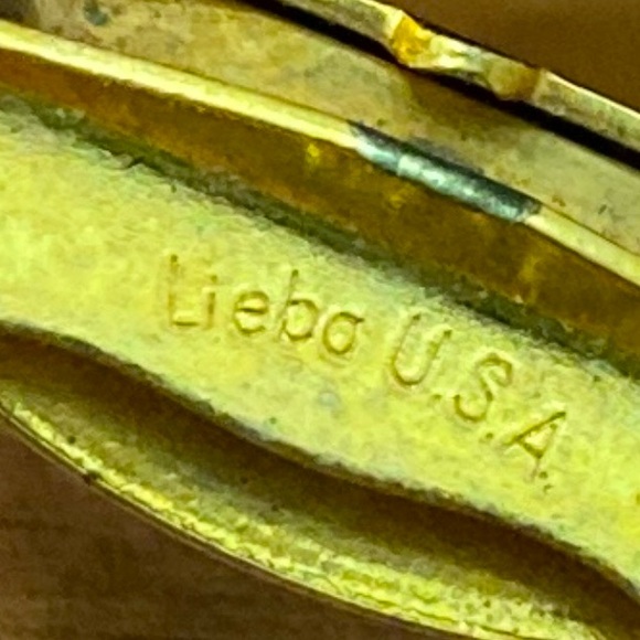 Vintage LIEBA USA Gold-tone Textured Round Wreath Scarf Clip 10g. - Picture 10 of 11